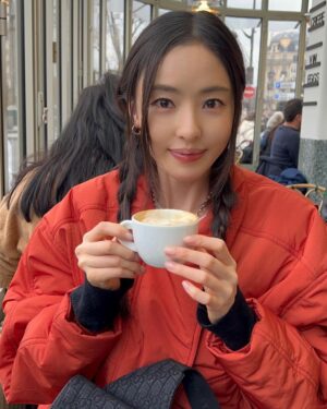 Lee Da-hee Instagram - 카푸치노 거품 이렇게 하는거 맞아.?
크레페 보고 이성을 잃었다...