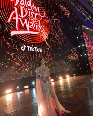 Lee Da-hee Instagram - 태국팬들이 가득했던, 너무 아름다웠던 라자망갈라스타디움💋

#goldendiscawards #bankok