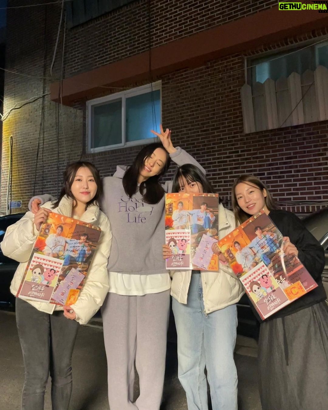 Lee Da-hee Instagram - 6개월동안 너무 고생 많았어. 지나 유정이 그리고 보라야. 언니는 정말 복이 많은 사람 같다는 생각이 들어..어쩜 너희같은 사람들을 만나서 함께 다닐수 있었는지..참 감사해.언니한테 와줘서 고맙고 이런 사랑까지 줘서 더 감사하고.. 그리고 다섯 작품이나 함께한 나의 최고의 매니저 우리 영매 그리고 나중에 투입된 길호까지..최고의 팀이었다고 말해주고 싶어. 너무 고맙고 사랑해❤️
