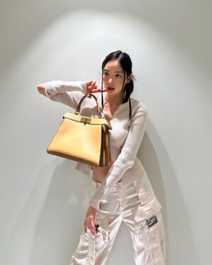 Lee Da-hee Instagram - Peeka chu💋

#ad
#FendiSS23
#FendiPeekaboo