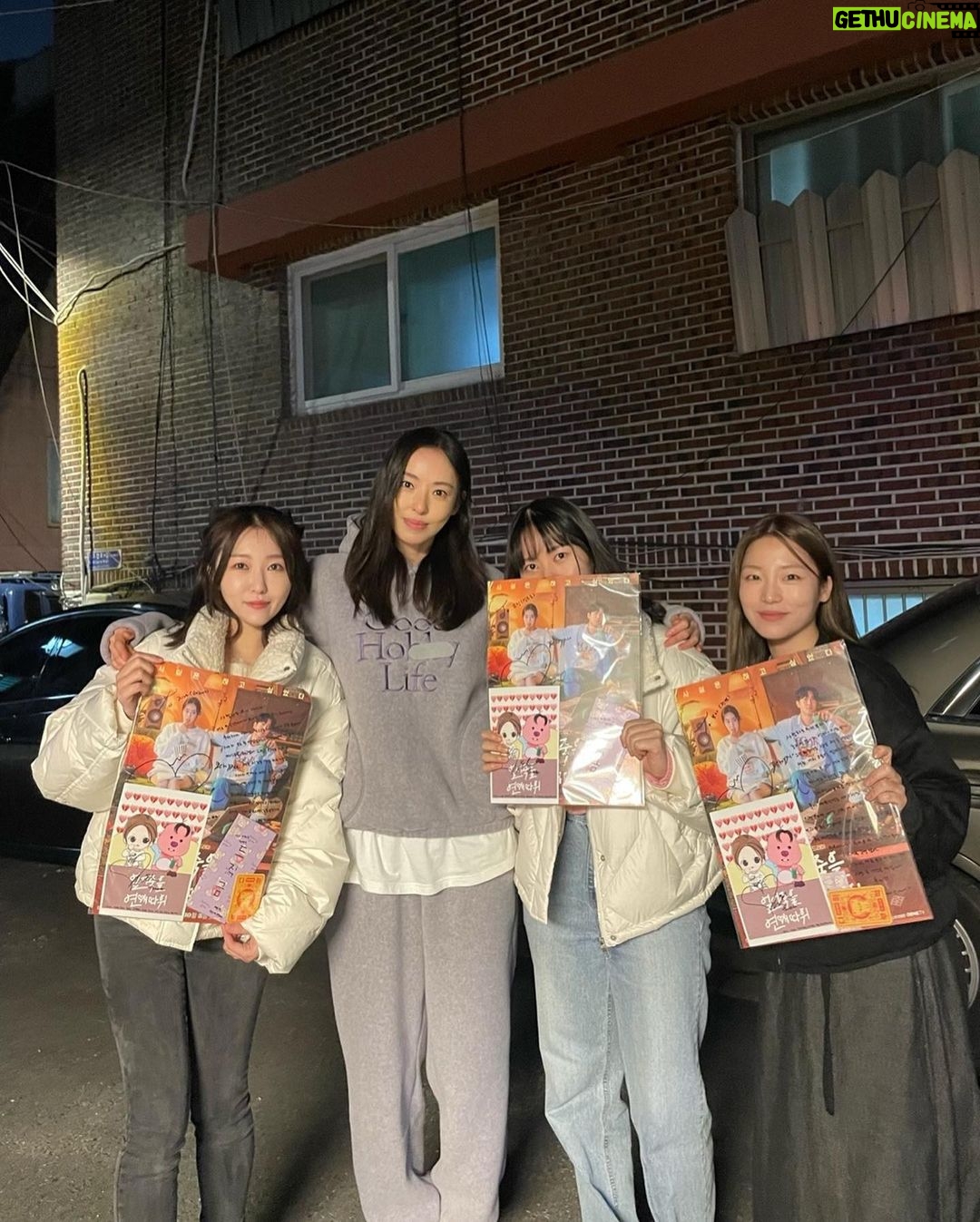 Lee Da-hee Instagram - 6개월동안 너무 고생 많았어. 지나 유정이 그리고 보라야. 언니는 정말 복이 많은 사람 같다는 생각이 들어..어쩜 너희같은 사람들을 만나서 함께 다닐수 있었는지..참 감사해.언니한테 와줘서 고맙고 이런 사랑까지 줘서 더 감사하고.. 그리고 다섯 작품이나 함께한 나의 최고의 매니저 우리 영매 그리고 나중에 투입된 길호까지..최고의 팀이었다고 말해주고 싶어. 너무 고맙고 사랑해❤️