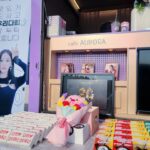 Lee Da-hee Instagram - 이른 아침부터 추운 날씨에 언니 커피차 보내주려고 고생한 너희들에게 어떻게 보답을 해야할지..고마워 사랑하고.오늘 너희들로 힐링이 된 하루였어❤️ (그리고 20주년 메세지 잘 받았어 한장한장 따뜻한 마음 느끼면서 오늘 마무리할게🙏)