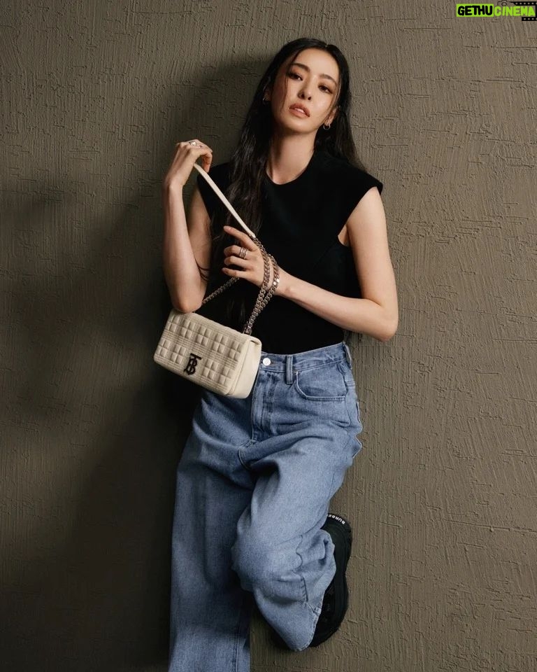 Lee Da-hee Instagram - burberry🖤 #ad #Burberry #TheLolaBag