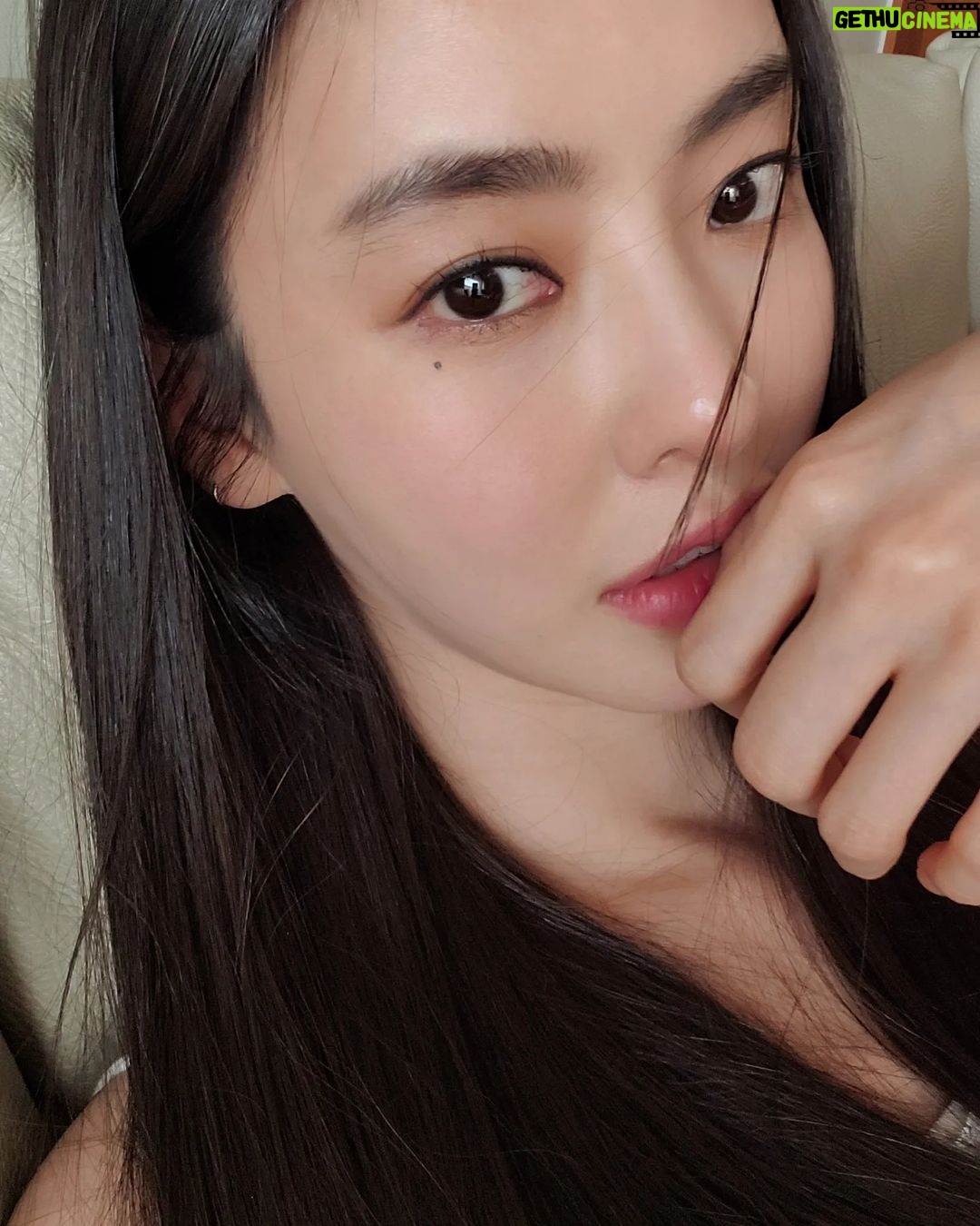Lee Da-hee Instagram - 주말 잘 보내 귀요미들🖤언니는 얼빡샷 올리고 일 하러 간...🙄