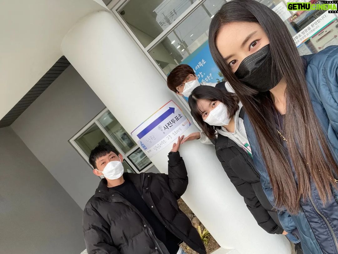 Lee Da-hee Instagram - 촬영 마치고 귀요미들과 제주도에서의 사전투표😊