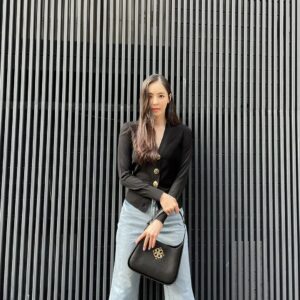 Lee Da-hee Instagram - 🖤

#광고 #토리버치 #Toryburchkorea 
#Toryburchfw21 
#ToryBurchBags