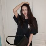 Lee Da-hee Instagram - 🖤 #burberry #theolympiabag #AD