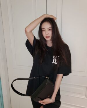 Lee Da-hee Instagram - 🖤

#burberry #theolympiabag #AD