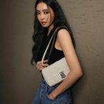 Lee Da-hee Instagram - burberry🖤 #ad #Burberry #TheLolaBag