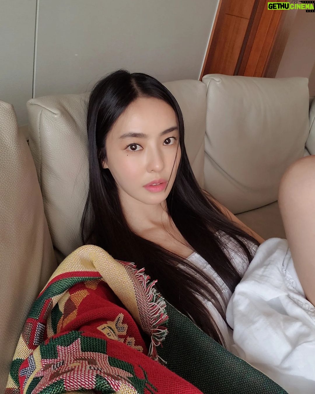 Lee Da-hee Instagram - 주말 잘 보내 귀요미들🖤언니는 얼빡샷 올리고 일 하러 간...🙄