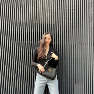 Lee Da-hee Instagram - 🖤

#광고 #토리버치 #Toryburchkorea 
#Toryburchfw21 
#ToryBurchBags