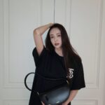 Lee Da-hee Instagram - 🖤 #burberry #theolympiabag #AD