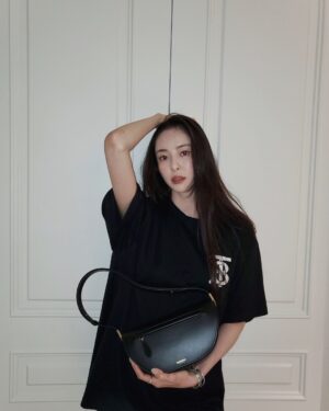 Lee Da-hee Instagram - 🖤

#burberry #theolympiabag #AD