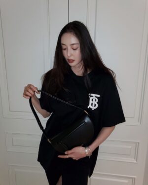 Lee Da-hee Instagram - 🖤

#burberry #theolympiabag #AD