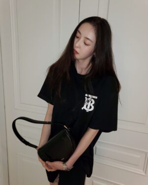 Lee Da-hee Instagram - 🖤

#burberry #theolympiabag #AD
