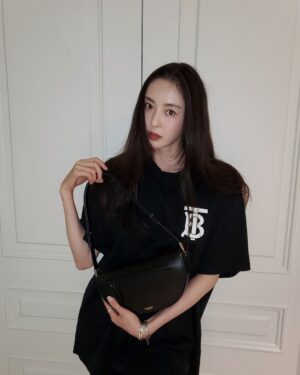 Lee Da-hee Instagram - 🖤

#burberry #theolympiabag #AD