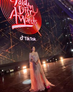 Lee Da-hee Instagram - 태국팬들이 가득했던, 너무 아름다웠던 라자망갈라스타디움💋 #goldendiscawards #bankok