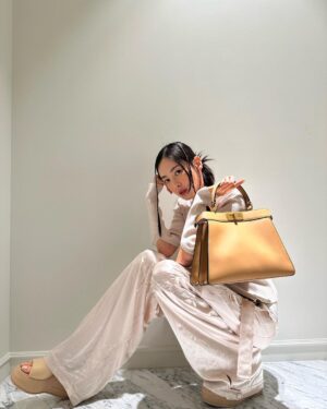 Lee Da-hee Instagram - Peeka chu💋

#ad
#FendiSS23
#FendiPeekaboo