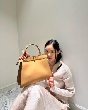 Lee Da-hee Instagram - Peeka chu💋

#ad
#FendiSS23
#FendiPeekaboo