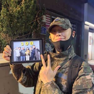 Lee Do-hyun Instagram - 안녕하세요 배우 이도현입니다!
저는 지금 군 복무 중이라 직접 인사드리지 못하고 이렇게 글로 인사를 드리게 되어서 죄송합니다
관객 수 기사를 접하고 그 기쁨을 함께 나누고 싶었는데 눈을 떠보니 400만이라니…
앞으로 어디까지 올라갈진 모르겠지만 많은 팬분들과 관객 여러분들의 성원에 진심으로 너무너무 감사드립니다
현재는 군인 임동현으로서, 내년엔 배우 이도현으로 더 성장한 모습과 함께 직접 뵙고 감사하다는 말씀 꼭 전하겠습니다
저희 영화 <파묘>를 사랑해 주셔서 다시 한번 너무너무 감사합니다
꽃샘추위가 시작된 것 같은데 다들 감기 조심하시고 행복한 하루하루 보내시길 바랍니다🙏