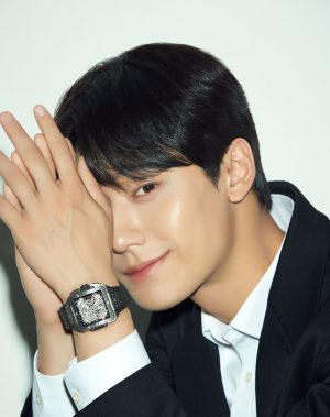 Lee Do-hyun Instagram - Holiday with Hublot
@Hublot @Hublot_korea
#Hublot
#Hublotwatch
#위블로
#SeasonsGreetings
#광고