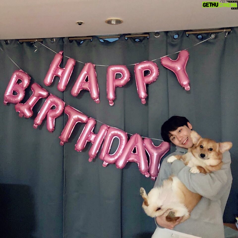 Lee Do-hyun Instagram - 생일 축하해주신 한 분 한 분 모두 정말 너무 감사합니다. 저는 생일이 뭐 별거 있나라는 생각을 하면서 살아왔던 사람인데.. 이번 생일을 통해서 저를 생각해 주시고 챙겨주시는 여러분들에게 뭉클한 감정도 느끼고 더 감사히 더 열심히 살아야겠다는 생각이 들었어요 정말 너무 행복했던 생일이었고, 축하해 주시고 생각해 주신 만큼 좋은 연기로 보답하는 배우 이도현 되어볼게요!! 감사 인사를 늦게 드리는 점 죄송하고요ᅲᅲ 너무너무 감사하고 사랑합니다🙏 #이도현 #늦은생일 #감사합니다