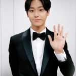 Lee Do-hyun Instagram - 안녕하세요 배우 이도현입니다. 여러분들의 큰 사랑에 힘입어 제가 2019 KBS 연기대상 남자 연작 단막극 부분에서 수상을 하게 되었습니다. 정말 너무 감사드립니다. 수상소감을 말하는 자리에서 너무 떨리고 경황이 없어서 제대로 말을 전달하지 못한 것 같아 이렇게 다시 한번 감사의 말씀 전합니다. 항상 저를 사랑해주시고 제가 나온 드라마를 시청해 주신 팬분들, 시청자분들께 너무너무 감사드리고, 어제는 제가 가족 이야기를 못 했는데 엄마 아빠 너무 사랑하고, 동생도 너무 사랑합니다. 앞으로 정말 열심히 달려갈 거고, 여러분들께 행복을 전하는 배우가 되도록 노력할 테니까 지켜봐 주세요. 2019년 정말 너무 고생 많으셨고, 2020년도는 더 행복하고 활기차고 건강한 한 해가 되셨으면 좋겠습니다! 저도 여러분들의 힘을 받아서 더 열심히 살아가고, 연기하고, 작품을 통해서 힘을 드릴 테니까요! 정말 말로 다 할 수 없을 만큼 너무너무 감사합니다!!