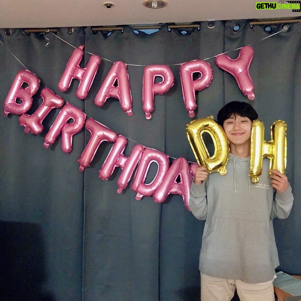 Lee Do-hyun Instagram - 생일 축하해주신 한 분 한 분 모두 정말 너무 감사합니다. 저는 생일이 뭐 별거 있나라는 생각을 하면서 살아왔던 사람인데.. 이번 생일을 통해서 저를 생각해 주시고 챙겨주시는 여러분들에게 뭉클한 감정도 느끼고 더 감사히 더 열심히 살아야겠다는 생각이 들었어요 정말 너무 행복했던 생일이었고, 축하해 주시고 생각해 주신 만큼 좋은 연기로 보답하는 배우 이도현 되어볼게요!! 감사 인사를 늦게 드리는 점 죄송하고요ᅲᅲ 너무너무 감사하고 사랑합니다🙏 #이도현 #늦은생일 #감사합니다