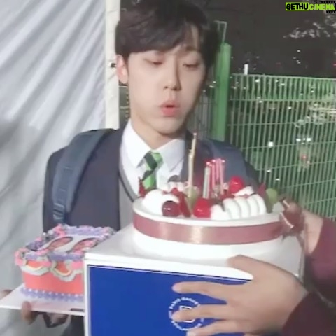 Lee Do-hyun Instagram - 생일 축하해주신 한 분 한 분 모두 정말 너무 감사합니다. 저는 생일이 뭐 별거 있나라는 생각을 하면서 살아왔던 사람인데.. 이번 생일을 통해서 저를 생각해 주시고 챙겨주시는 여러분들에게 뭉클한 감정도 느끼고 더 감사히 더 열심히 살아야겠다는 생각이 들었어요 정말 너무 행복했던 생일이었고, 축하해 주시고 생각해 주신 만큼 좋은 연기로 보답하는 배우 이도현 되어볼게요!! 감사 인사를 늦게 드리는 점 죄송하고요ᅲᅲ 너무너무 감사하고 사랑합니다🙏 #이도현 #늦은생일 #감사합니다