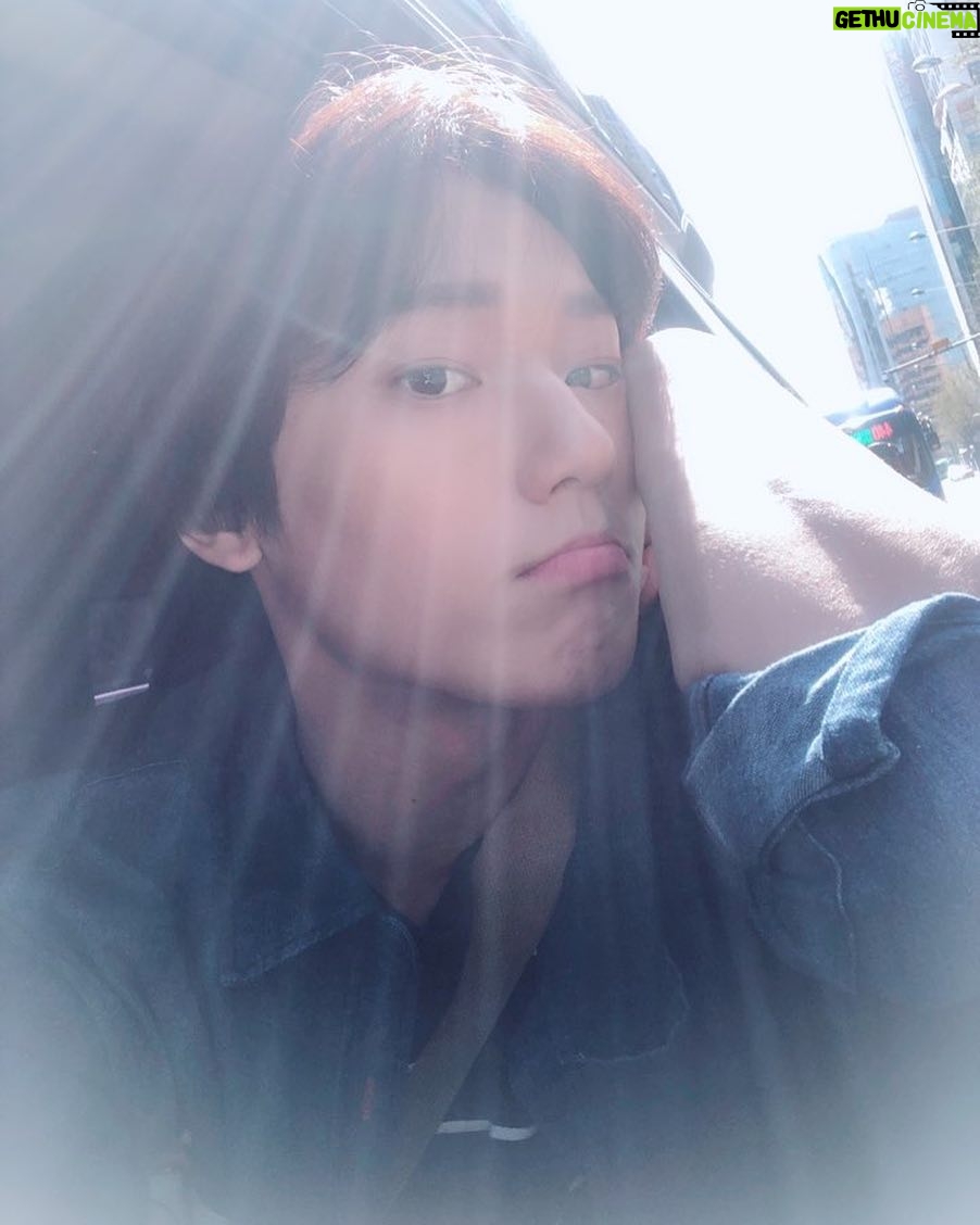 Lee Do-hyun Instagram - #봄맞이 #봄돌이 #등장 #날씨가좋아도 #환절기 #큰일교차 #감기조심 #사진은 #역시 #자연광
