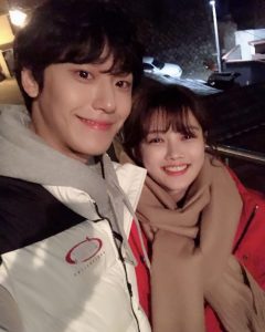 Lee Do-hyun Instagram - 뗄래야 뗄 수 없는 우리누나.. 앙숙이지만.. 가족만한것도 없죠 ㅎㅎ 내일도 본방사수 해주실거죠? 일뜨청과 길가족 많이 사랑해주세요♡ 우리 누나처럼 따뜻한 목도리하시고 감기조심하세요~ . . . #일단뜨겁게청소하라 #본방사수 #길오솔 #길오돌 #김유정 #이도현 #드라마에선 #때리지만 #현실에선 #천사