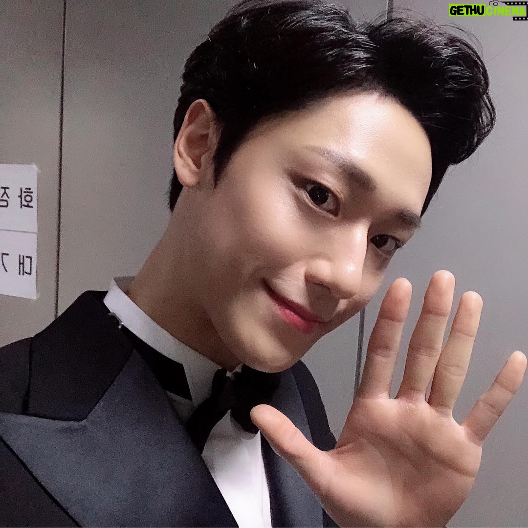 Lee Do-hyun Instagram - 즐거운 연말 연초 보내고 계신가요! 저는 너무 감사하게도 2018년 sbs연기대상에 참여하고 왔습니다! 너무 뜻깊은 축하무대도 했구요! 모두 여러분들의 큰 관심과 성원에 저희가 이렇게 한 걸음씩 성장해서 한 해의 마무리를 너무 행복하게 한 것 같습니다..☺️ 말로 다 할 수 없을 만큼 너무너무너무너무 감사하구요! 2019년은 돼지띠의 해 인만큼 저희 돼지띠 3인방과 함께 행복하고 알찬 2019년 만들어봐요 새해 복 많이 받으세요❤️ . . . . #이도현 #안효섭 #조현식 #양세종 #신혜선 #예지원 #조수원 감독님 #조성희작가님 #세종이형 효섭이 혜선이누나 지원이누나 수상 축하드려요🏆 #서른이지만열일곱입니다 #sbs #연기대상 #축하무대 #배탄소년단 #조정3인방 #촛불하나 #지치고 #힘들땐 #저희에게 #기대세요 #새해복많이받으세요