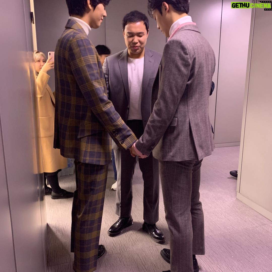 Lee Do-hyun Instagram - 즐거운 연말 연초 보내고 계신가요! 저는 너무 감사하게도 2018년 sbs연기대상에 참여하고 왔습니다! 너무 뜻깊은 축하무대도 했구요! 모두 여러분들의 큰 관심과 성원에 저희가 이렇게 한 걸음씩 성장해서 한 해의 마무리를 너무 행복하게 한 것 같습니다..☺️ 말로 다 할 수 없을 만큼 너무너무너무너무 감사하구요! 2019년은 돼지띠의 해 인만큼 저희 돼지띠 3인방과 함께 행복하고 알찬 2019년 만들어봐요 새해 복 많이 받으세요❤️ . . . . #이도현 #안효섭 #조현식 #양세종 #신혜선 #예지원 #조수원 감독님 #조성희작가님 #세종이형 효섭이 혜선이누나 지원이누나 수상 축하드려요🏆 #서른이지만열일곱입니다 #sbs #연기대상 #축하무대 #배탄소년단 #조정3인방 #촛불하나 #지치고 #힘들땐 #저희에게 #기대세요 #새해복많이받으세요