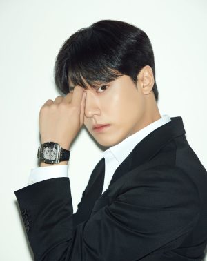 Lee Do-hyun Instagram - Holiday with Hublot
@Hublot @Hublot_korea
#Hublot
#Hublotwatch
#위블로
#SeasonsGreetings
#광고