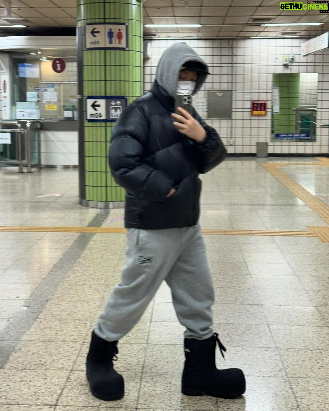 Lee Dong-hwi Instagram - 명절연휴 잘 보내시고 새해 복 많이받으시고 건강하세요.