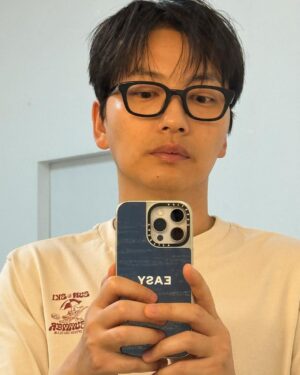 Lee Dong-hwi Instagram - 🤓😳