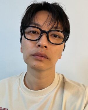 Lee Dong-hwi Instagram - 🤓😳