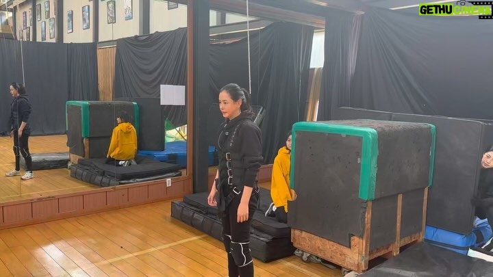 Lee Hanee Instagram - 밤에 피는 꽃은 이번 주가 벌써 막방. 그 전과는 완전히 새로운 삶과 몸을 받아들이면서 나를 검증하고 훈련하고 내던졌던 8개월의 기록.