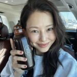 Lee Hanee Instagram - 이제 곧 봄이예요! 디톡스에 가장 적기는 사실 겨울에서 봄으로 바뀌는, 모든 만물이 턴오버하는 바로 요시기!^^ . 저도 점심 클린식하고 아침, 저녁으로 디톡스 하려구요~ 연이은 촬영으로 절충 디톡스로나마 세포클린징 들어갑니다;ㅎ . 국내산 원료40가지와 100년된 항아리에서의 5년이라는 발효의 시간 . 드셋은 별별 디톡스를 다 경험한 제가 찾은 궁극의 디톡스 메쏘드입니다ㅎ 다들 새해엔 첫째도, 둘째도, 셋째도 건강! 우린 각자 내 몸의 집사들, 잘 청소하고 비우고 관리해서 건강하고 힘차게 살자구요~💫 (묵은 체지방, 내장지방 타는 다이어트는 보너스^^) . #드셋 #디톡스 #detox #자연 #40가지국내산재료 #100년된항아리 #5년숙성 무, 매실, 케일, 호박, 포도, 배, 양파, 자두,양배추, 고구마, 미역, 가지 ,당근, 다시마, 셀러리, 알로에, 밀감, 사과,밤,부추, 파, 미나리,복숭아, 표고버섯, 다래, 생강, 연근, 대추,토란, 마늘, 감자, 무화과, 파래,우엉, 마. 등 . #40첩효소반상 #바쁠수록더잘챙겨먹기