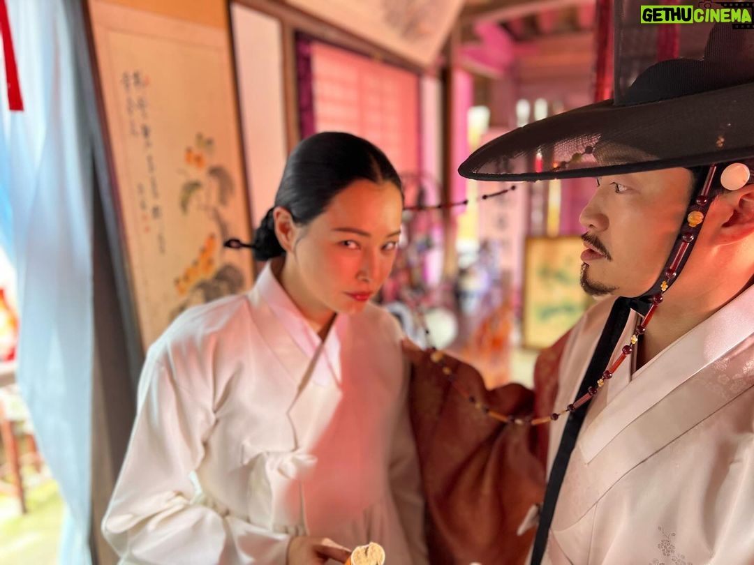 Lee Hanee Instagram - 드디어 만난 ‘얼굴도 못본 서방님’🥹💫 위트, 센스,열정을 겸비한 최고배우 오의식! 앞으로 서방님의 활약 기대해주세요~ㅋㅋ🙏🧡