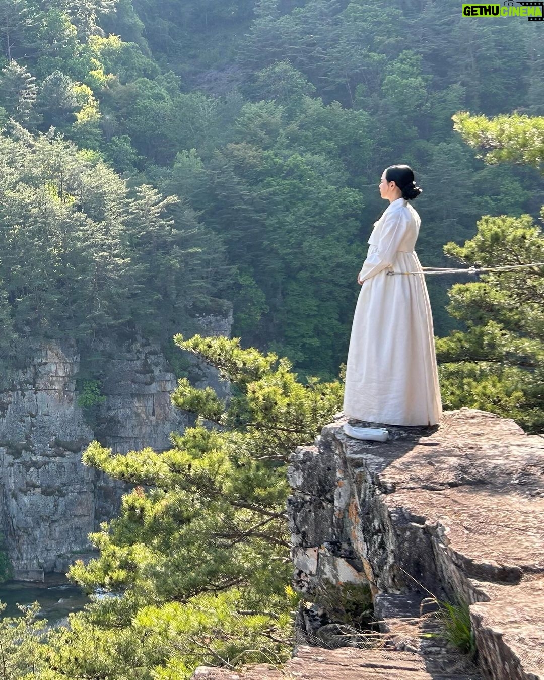 Lee Hanee Instagram - 아찔했던 절벽씬^^ 정말 아름답고 높았던 그곳;ㅋ . 지금 1부부터 방송중! mbc에서 만나요~🙏