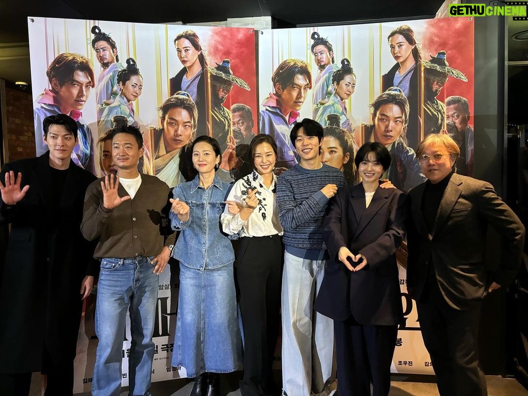 Lee Hanee Instagram - 영화 외계인 2부의 멋진 배우님들과 감독님^^ 극장 많이 찾아주세요! 이제 한국판 어벤져스를 즐기실 시간이옵니다ㅎ💃❤️