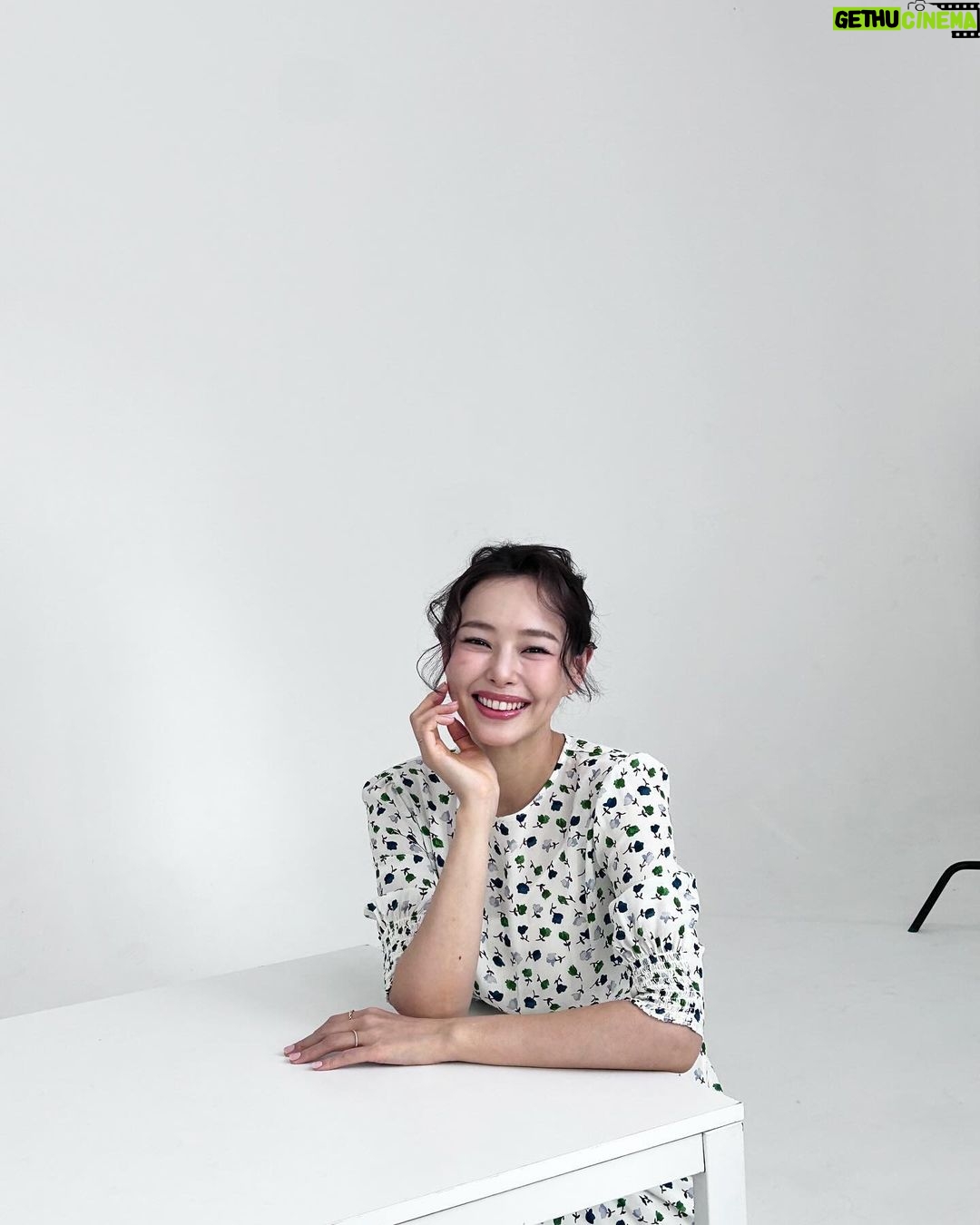 Lee Hanee Instagram - 비너스덕에 꽃받침도 해보규🌸 . 늘 좋지만, 봄 촬영은 설레여서 더 좋아!ㅎ💗 . @venus.korea