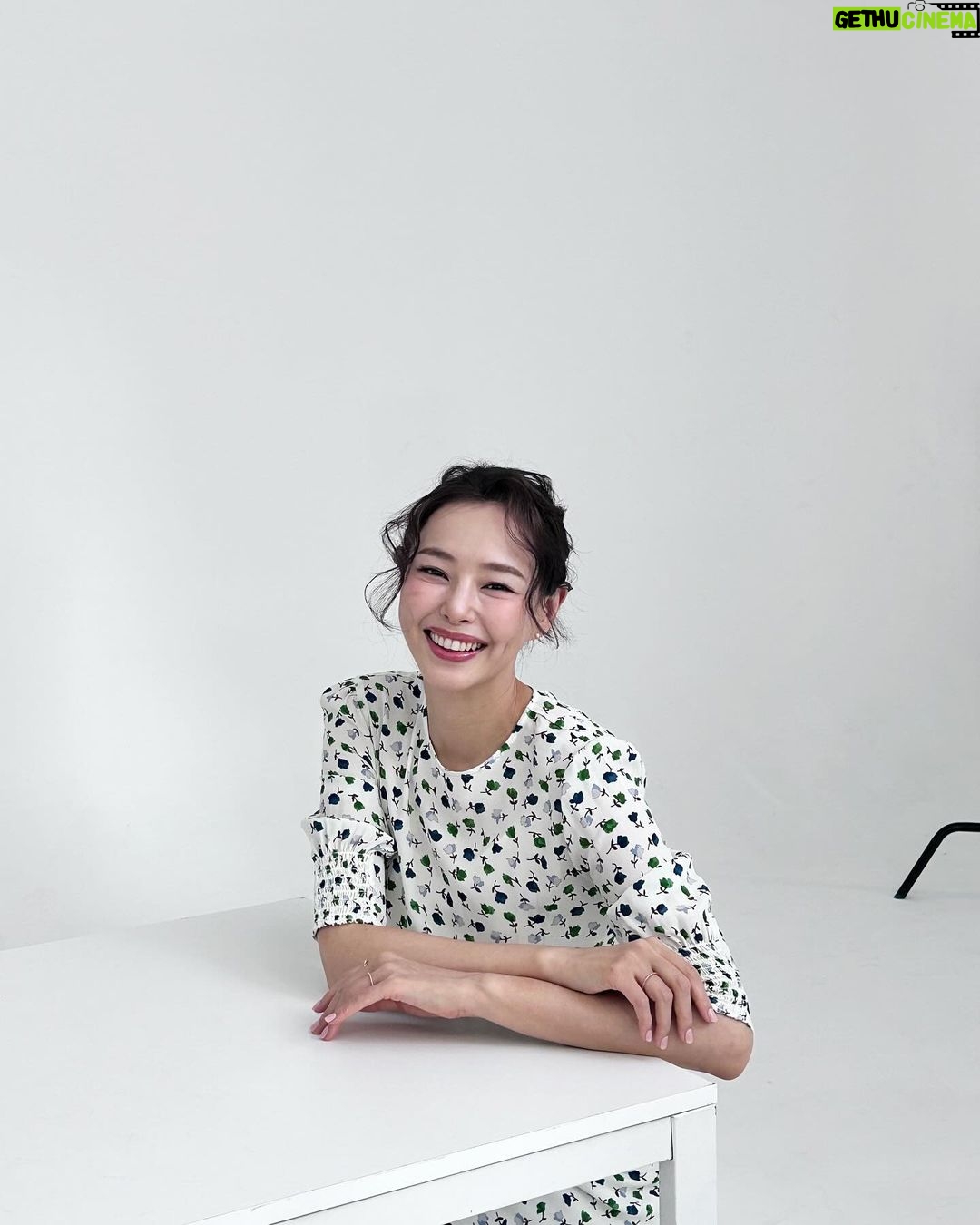 Lee Hanee Instagram - 비너스덕에 꽃받침도 해보규🌸 . 늘 좋지만, 봄 촬영은 설레여서 더 좋아!ㅎ💗 . @venus.korea