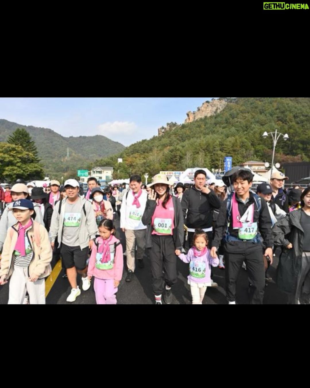 Lee Hanee Instagram - 옥스팜 @oxfamkorea #여성과소녀를위한옥스팜워크 함께여서 더없이 감사하고 행복한 시간이었습니다.^^ 어린 소녀친구들도 어르신분들도 씩씩하고 넉넉하게 10km완주 하는 것을 보며 참 감사하고 뿌듯한 시간이었네요. 저도 약 80세?까지는 매년 완주하고 싶은 소망입니다.ㅎ 코로나 때문에 못본 3년사이 몰라보게 커서 온 친구들도, 처음오신 분들도 모두들 정말 반가웠습니다^^ 멀리서부터 와주시고 애써주신 모든 분들께 감사드립니다~ 2024년 아름다운 가을날, 우리 반갑게 또 만나요!🙏🧡 (겨울에 올리는 늦은 가을날의 피드^^;)
