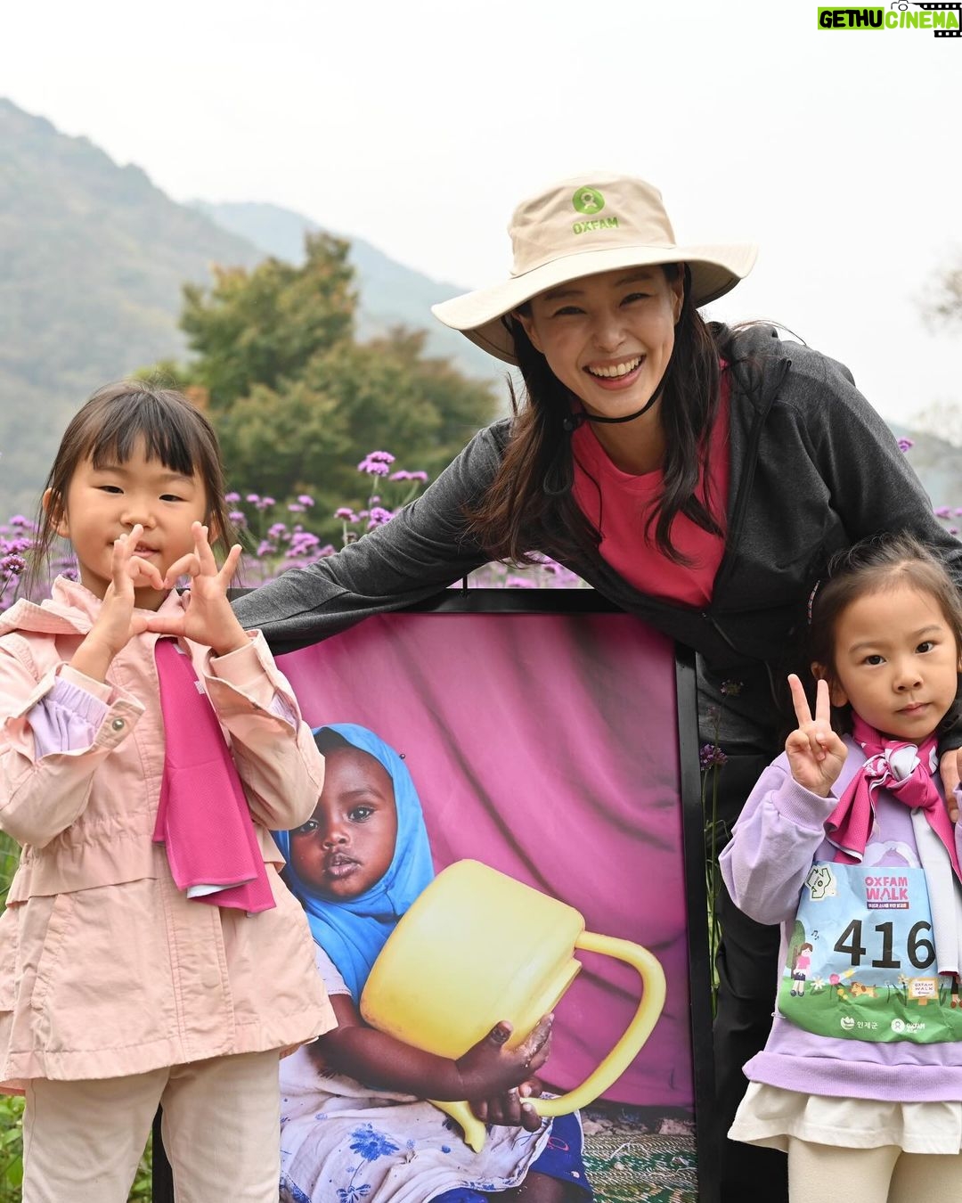 Lee Hanee Instagram - 옥스팜 @oxfamkorea #여성과소녀를위한옥스팜워크 함께여서 더없이 감사하고 행복한 시간이었습니다.^^ 어린 소녀친구들도 어르신분들도 씩씩하고 넉넉하게 10km완주 하는 것을 보며 참 감사하고 뿌듯한 시간이었네요. 저도 약 80세?까지는 매년 완주하고 싶은 소망입니다.ㅎ 코로나 때문에 못본 3년사이 몰라보게 커서 온 친구들도, 처음오신 분들도 모두들 정말 반가웠습니다^^ 멀리서부터 와주시고 애써주신 모든 분들께 감사드립니다~ 2024년 아름다운 가을날, 우리 반갑게 또 만나요!🙏🧡 (겨울에 올리는 늦은 가을날의 피드^^;)