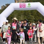 Lee Hanee Instagram - 옥스팜 @oxfamkorea #여성과소녀를위한옥스팜워크 함께여서 더없이 감사하고 행복한 시간이었습니다.^^ 어린 소녀친구들도 어르신분들도 씩씩하고 넉넉하게 10km완주 하는 것을 보며 참 감사하고 뿌듯한 시간이었네요. 저도 약 80세?까지는 매년 완주하고 싶은 소망입니다.ㅎ 코로나 때문에 못본 3년사이 몰라보게 커서 온 친구들도, 처음오신 분들도 모두들 정말 반가웠습니다^^ 멀리서부터 와주시고 애써주신 모든 분들께 감사드립니다~ 2024년 아름다운 가을날, 우리 반갑게 또 만나요!🙏🧡 (겨울에 올리는 늦은 가을날의 피드^^;)
