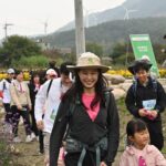 Lee Hanee Instagram - 옥스팜 @oxfamkorea #여성과소녀를위한옥스팜워크 함께여서 더없이 감사하고 행복한 시간이었습니다.^^ 어린 소녀친구들도 어르신분들도 씩씩하고 넉넉하게 10km완주 하는 것을 보며 참 감사하고 뿌듯한 시간이었네요. 저도 약 80세?까지는 매년 완주하고 싶은 소망입니다.ㅎ 코로나 때문에 못본 3년사이 몰라보게 커서 온 친구들도, 처음오신 분들도 모두들 정말 반가웠습니다^^ 멀리서부터 와주시고 애써주신 모든 분들께 감사드립니다~ 2024년 아름다운 가을날, 우리 반갑게 또 만나요!🙏🧡 (겨울에 올리는 늦은 가을날의 피드^^;)
