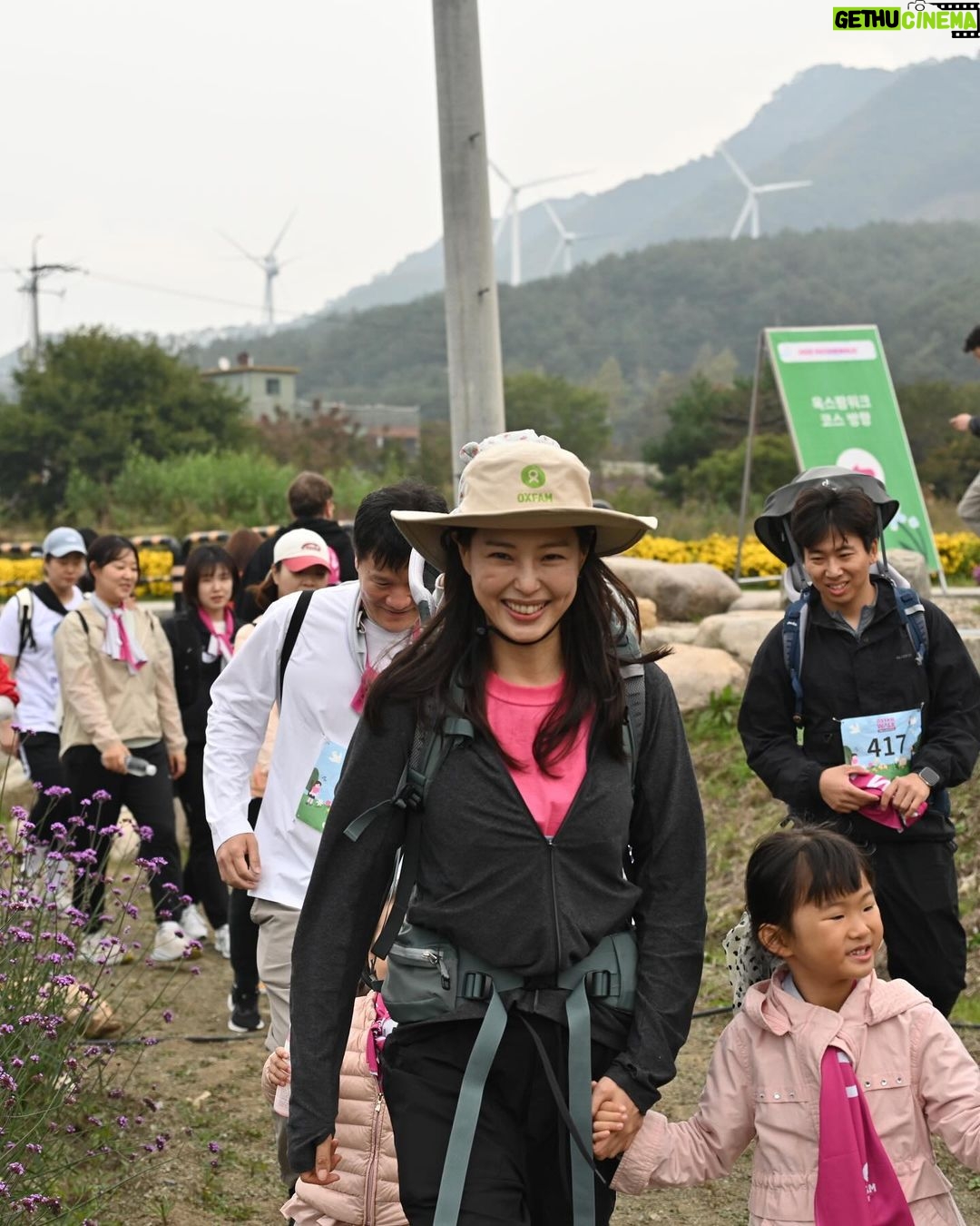 Lee Hanee Instagram - 옥스팜 @oxfamkorea #여성과소녀를위한옥스팜워크 함께여서 더없이 감사하고 행복한 시간이었습니다.^^ 어린 소녀친구들도 어르신분들도 씩씩하고 넉넉하게 10km완주 하는 것을 보며 참 감사하고 뿌듯한 시간이었네요. 저도 약 80세?까지는 매년 완주하고 싶은 소망입니다.ㅎ 코로나 때문에 못본 3년사이 몰라보게 커서 온 친구들도, 처음오신 분들도 모두들 정말 반가웠습니다^^ 멀리서부터 와주시고 애써주신 모든 분들께 감사드립니다~ 2024년 아름다운 가을날, 우리 반갑게 또 만나요!🙏🧡 (겨울에 올리는 늦은 가을날의 피드^^;)