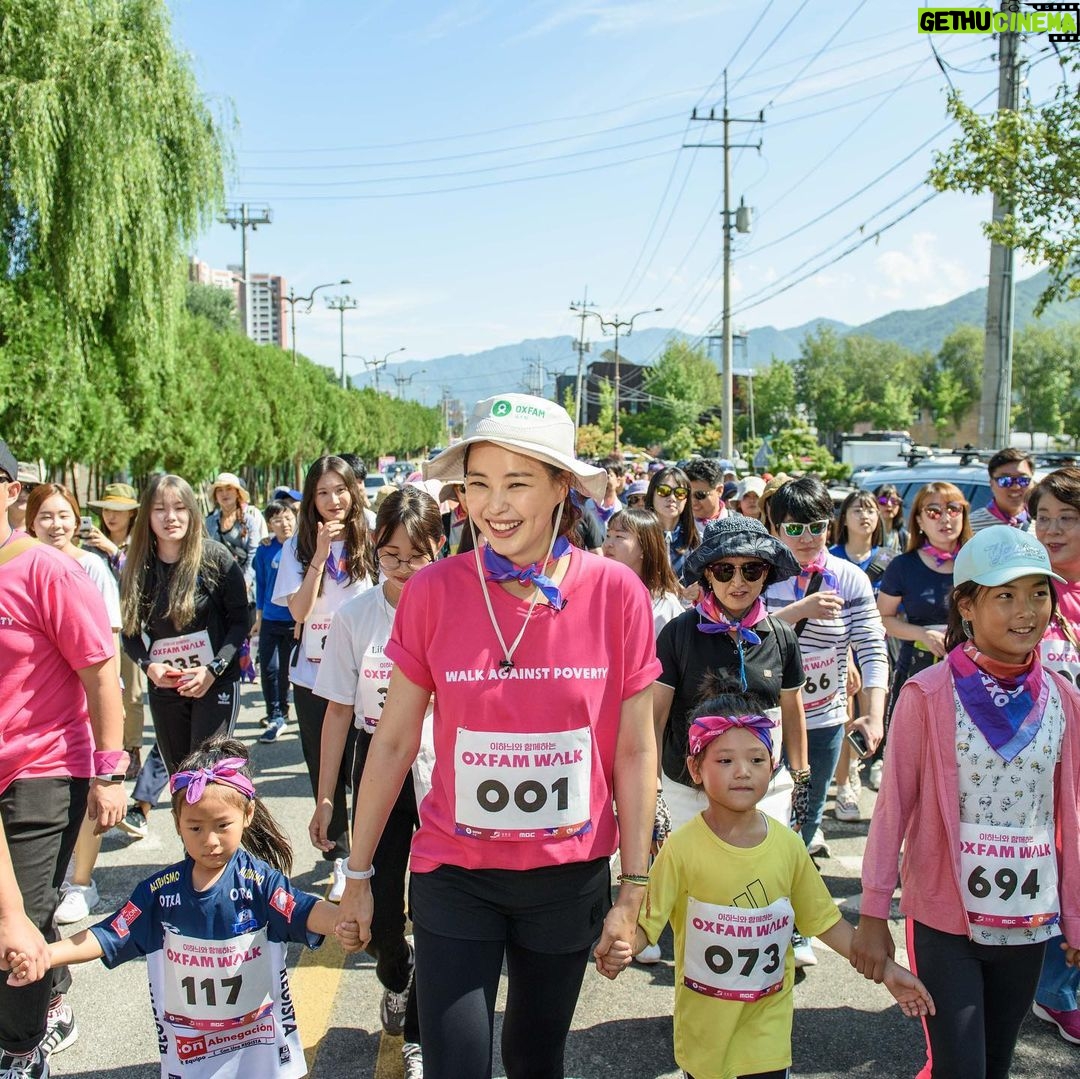 Lee Hanee Instagram - 드디어 옥스팜워크! 긴 팬데믹을 뚫고 우리 함께 걸을 수 있는 날이 왔네요!^^ . Oxfam 소외된 여성과 소녀를 위한 소중한 발걸음. 걷기 참 좋은 가을날, 남녀노소 걷기 좋은 코스로 (심지어 유모차로 가능한) 10키로 걷기 완주 도전해보세요. 특히나 아이들과 함께 오시면 기부와 걷기, 좋은 추억이 되실 것 같아요. 이번주 14일 토요일 우리 강원도 인제에서 만나요! . @oxfamkorea #옥스팜 #옥스팜워크 #걷는기부 #여성과소녀를위한발걸음